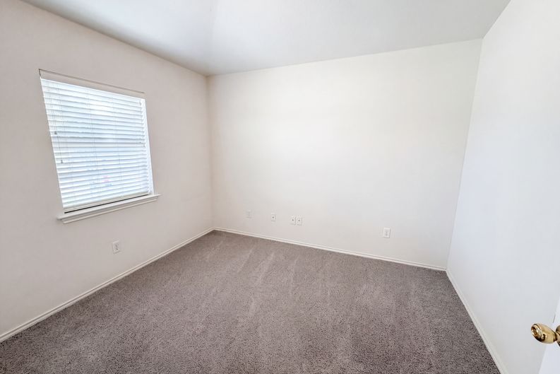 Photo 11 of 21 of 109 Eagle Dr, Luling, TX