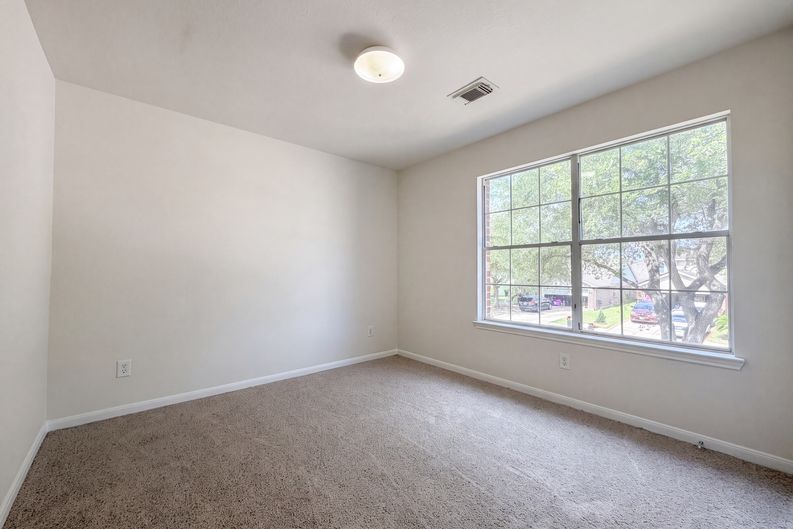 Photo 8 of 22 of 16519 Eaglewood Shadows Dr, Sugar Land, TX