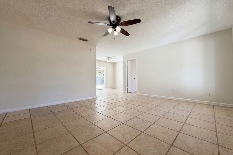 Photo 3 of 24 of 909 Winchester Ct, Brandon, FL