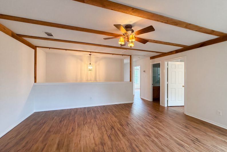 Photo 9 of 27 of 6218 Kingswood Dr, Arlington, TX