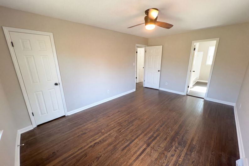 Photo 4 of 31 of 7700 Meadowdale Ln, Charlotte, NC