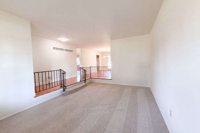 Photo 7 of 27 of 12132 Jerries Ln, Florissant, MO