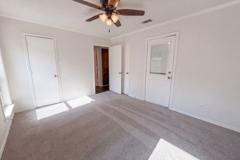 Photo 4 of 18 of 1406 Tad St, Ennis, TX