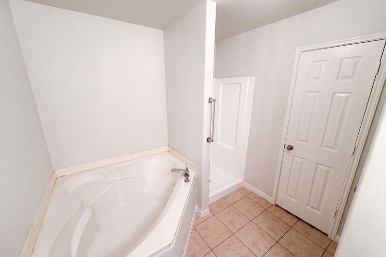 Photo 13 of 19 of 907 Amaryllis Rd, Baytown, TX