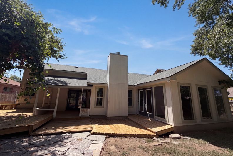Photo 5 of 18 of 605 Hawthorne Ln, Round Rock, TX