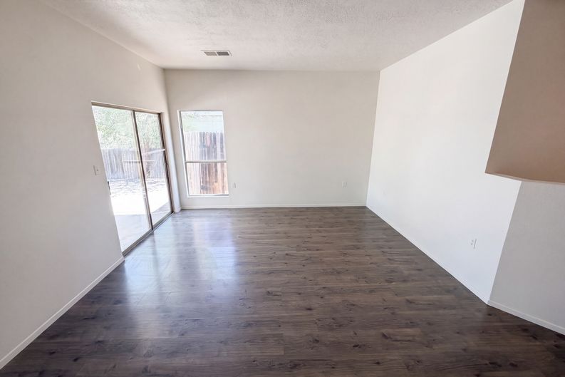 Photo 3 of 18 of 1610 Perma Dr NE, Rio Rancho, NM