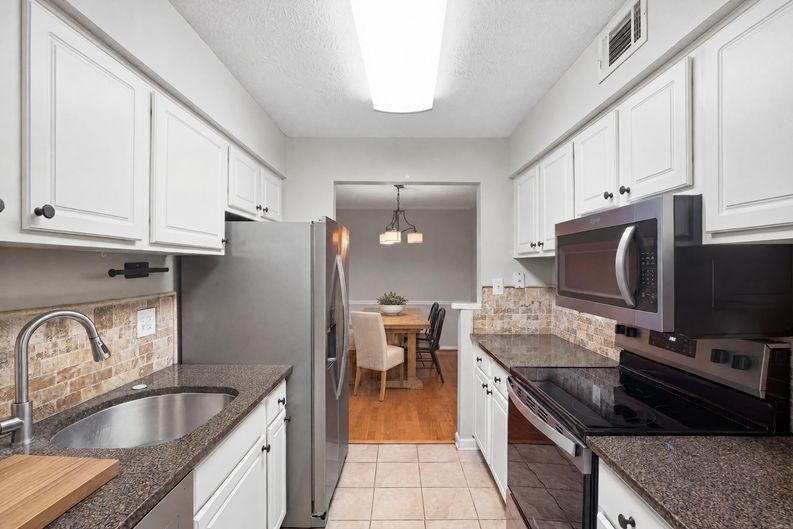 Photo 8 of 30 of 5145 Roswell Rd, Sandy Springs, GA