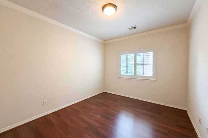 Photo 15 of 21 of 2942 Royal Oaks Crst, Houston, TX