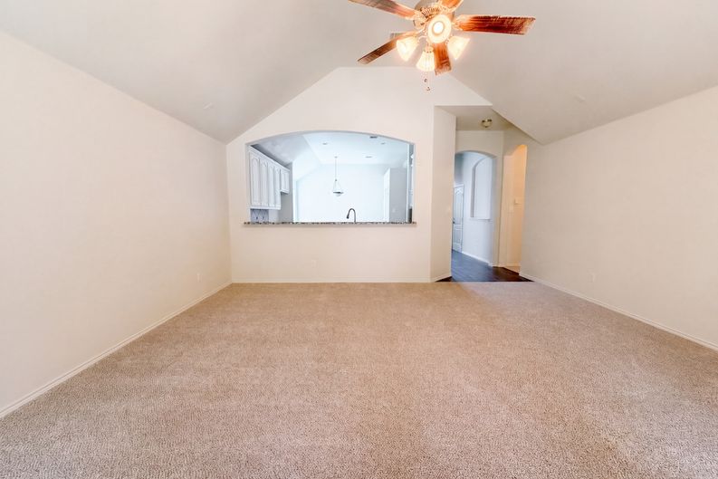 Photo 6 of 18 of 11813 Bellegrove Rd, Burleson, TX