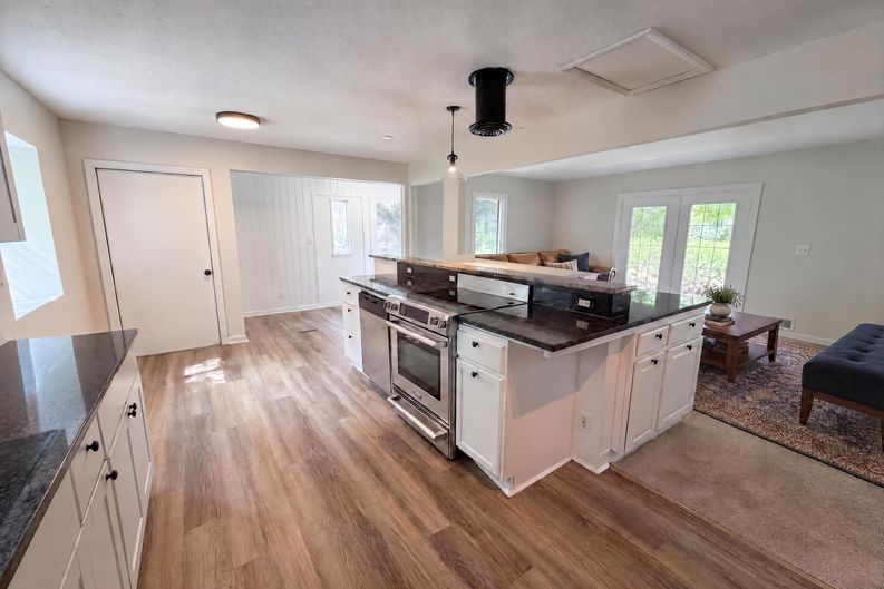 Photo 8 of 27 of 2591 Aldine St, Roseville, MN