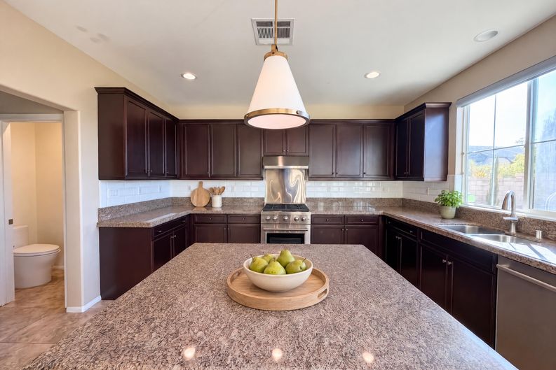 Photo 7 of 33 of 37601 Ficus Ct, Palmdale, CA