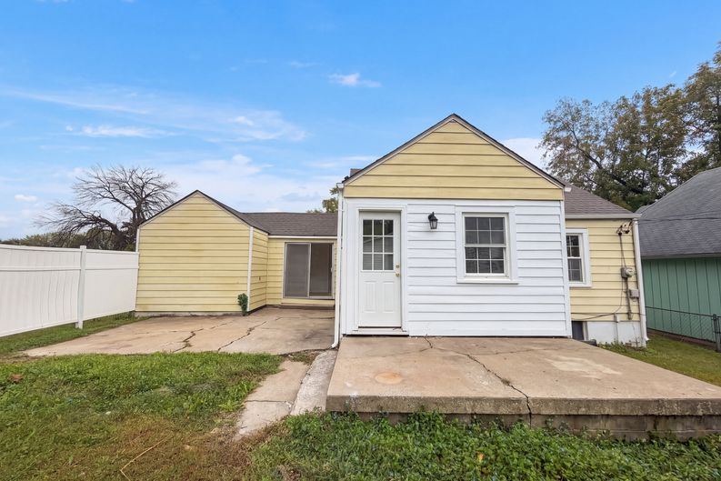 Photo 5 of 15 of 10308 E 39th St, Kansas City, MO