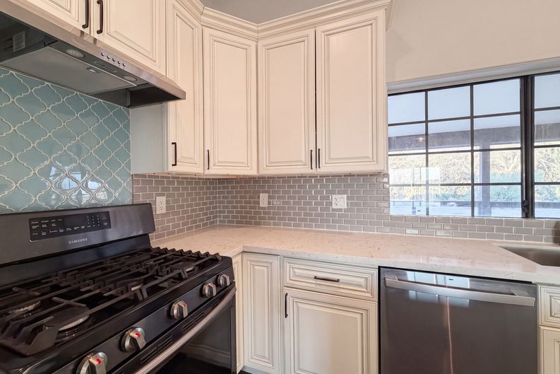 Photo 6 of 40 of 1401 60th St W, Rosamond, CA