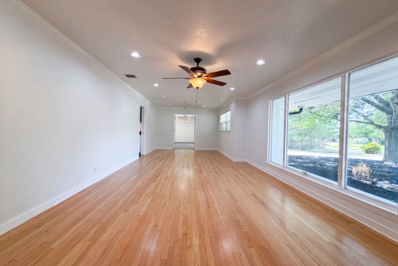 Photo 3 of 25 of 106 Briarcliff Dr, San Antonio, TX