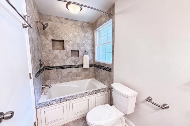 Photo 17 of 27 of 840 Highland Crest Dr, Nashville, TN