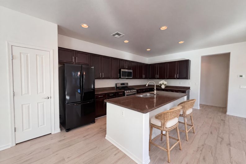 Photo 6 of 22 of 40877 W Bedford Dr, Maricopa, AZ