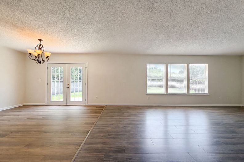 Photo 6 of 27 of 7002 Beekman Lake Dr, Jacksonville, FL