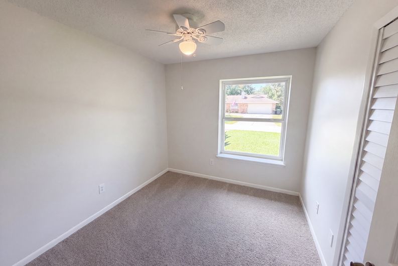 Photo 18 of 28 of 1061 Hunt St NW, Palm Bay, FL