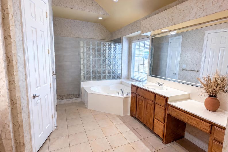Photo 21 of 42 of 3228 Tearose Dr, Richardson, TX