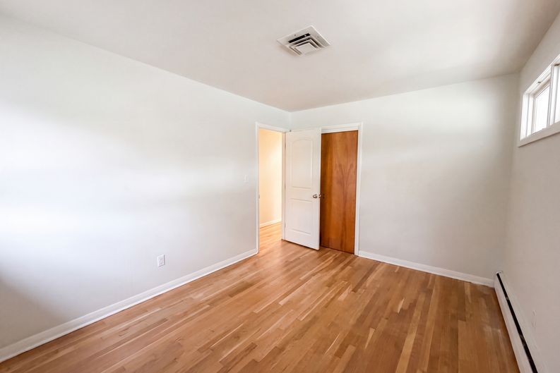 Photo 4 of 23 of 35 Dapp Ct, Elmwood Park, NJ