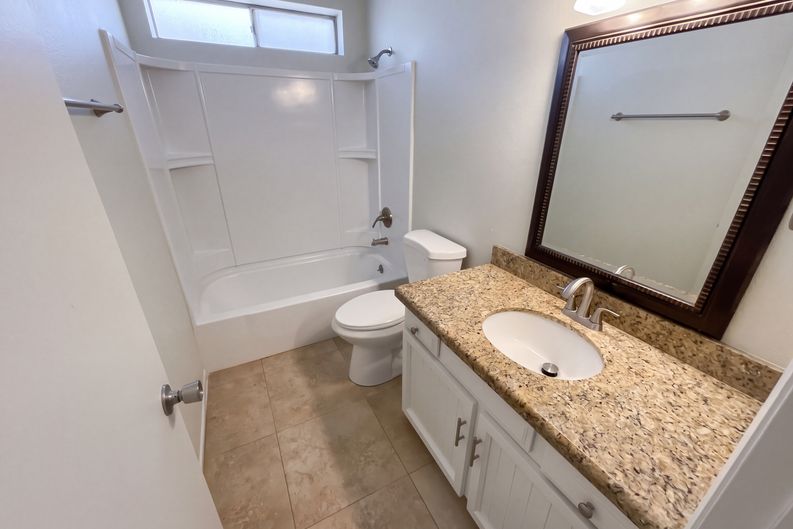 Photo 9 of 32 of 4038 W Mercer Ln, Phoenix, AZ