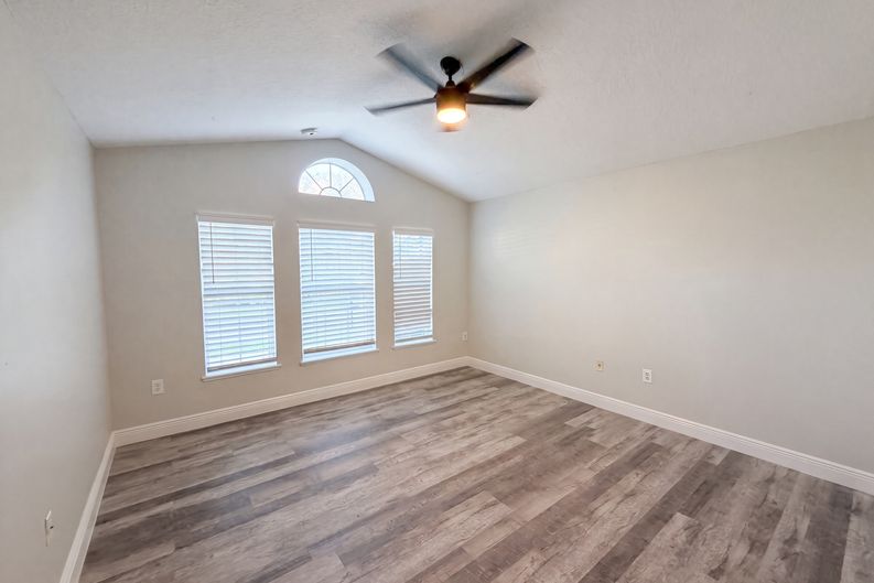 Photo 11 of 25 of 106 Cabrillo Dr, Groveland, FL