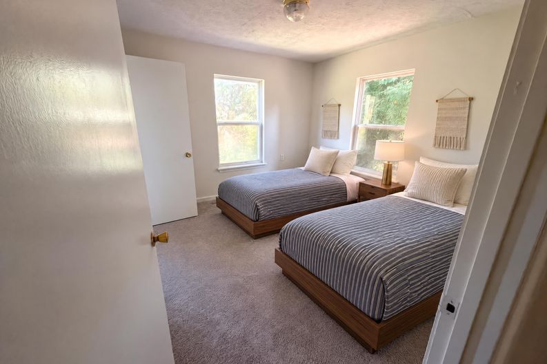 Photo 4 of 14 of 1668 Oak Knoll Cir SE, Atlanta, GA