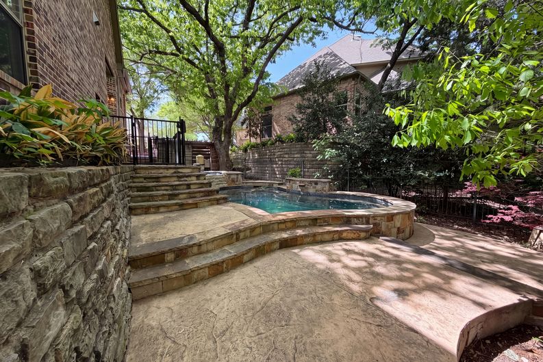 Photo 8 of 29 of 1309 Winding Brook Dr, Garland, TX