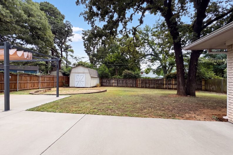 Photo 19 of 20 of 1805 Brookview Dr, Arlington, TX