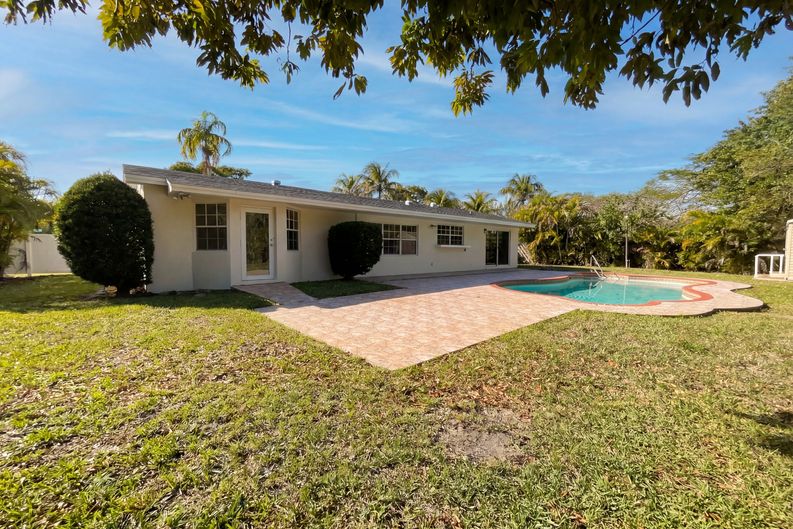 Photo 5 of 21 of 10001 SW 99th Ave, Miami, FL