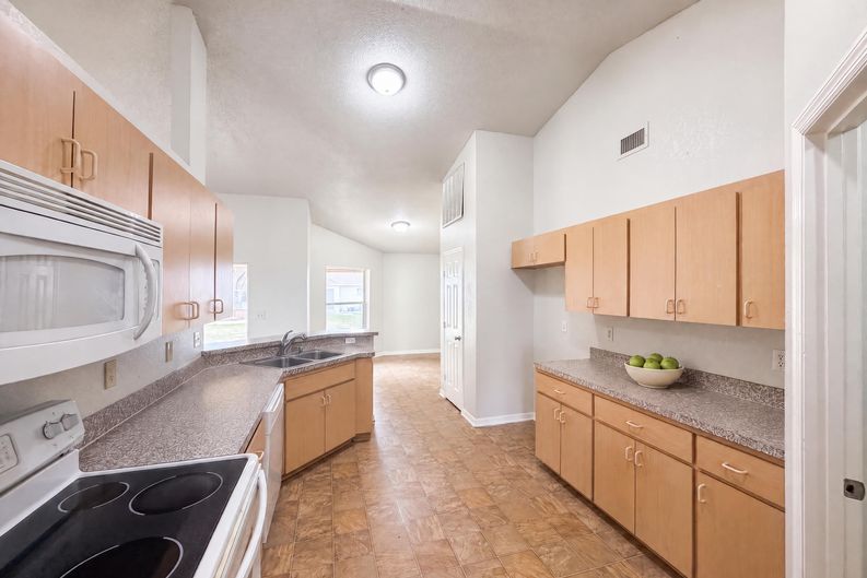 Photo 6 of 19 of 1038 Highland Crest Cir, Lake Wales, FL
