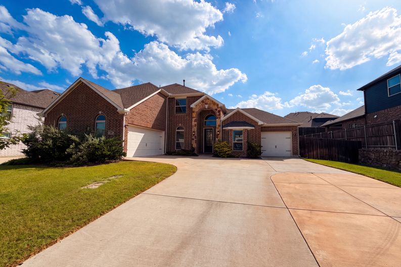Photo 8 of 34 of 4305 Curlew Ln, Garland, TX