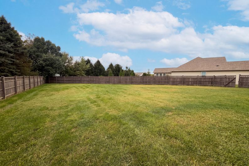 Photo 5 of 44 of 21323 Wharfdale Dr, Noblesville, IN
