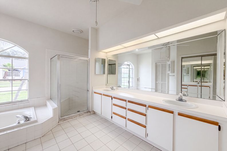 Photo 19 of 28 of 12919 Prestwick Dr, Riverview, FL