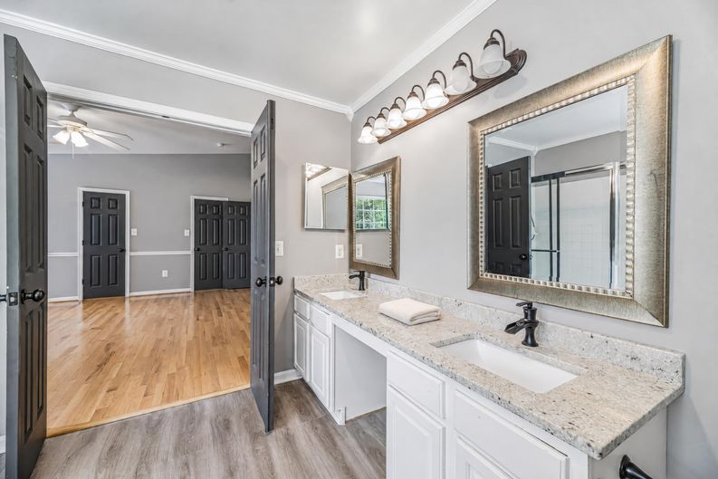 Photo 13 of 48 of 6046 Persinger House Ct, Manassas, VA