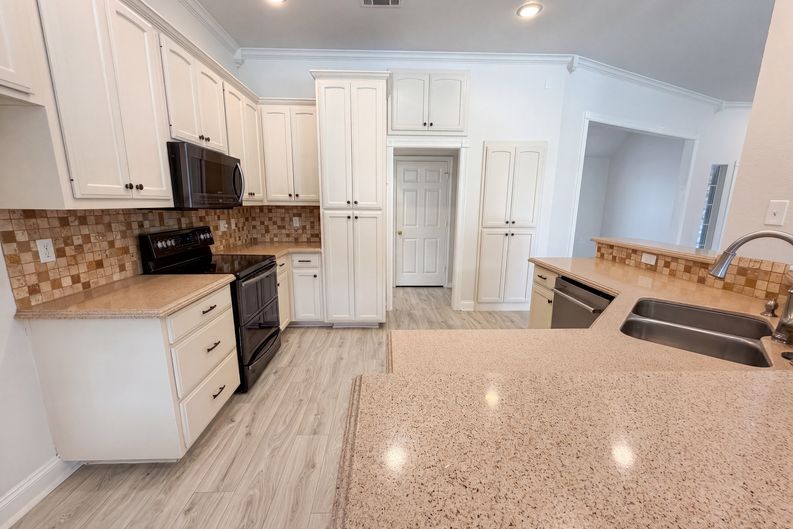 Photo 6 of 25 of 1226 Oakmanor Cir, Hewitt, TX