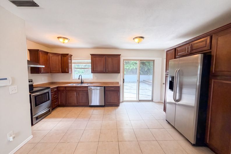 Photo 9 of 14 of 7018 Lynwood Dr, Tampa, FL