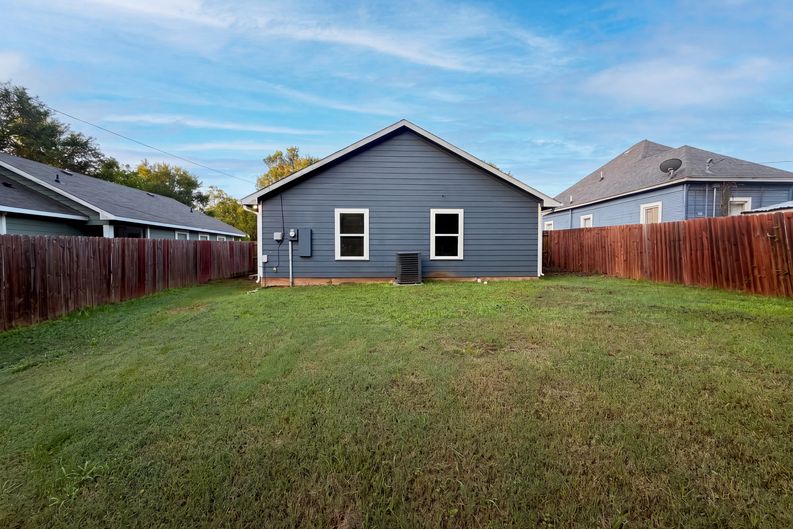 Photo 5 of 20 of 709 W Hull St, Denison, TX