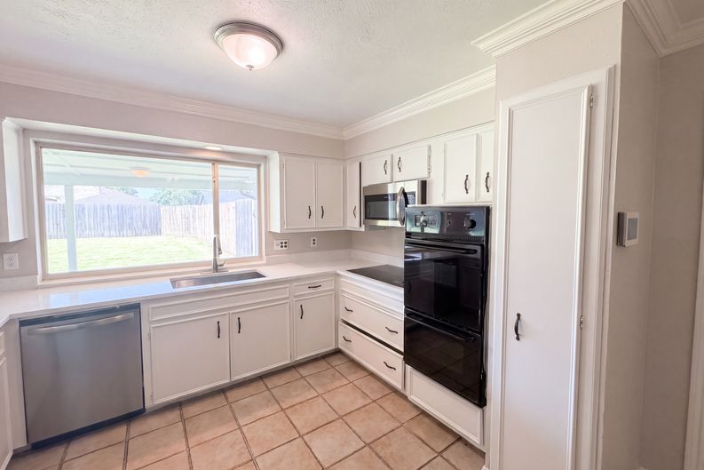 Photo 7 of 22 of 1618 Woodcrest Ln, Carrollton, TX