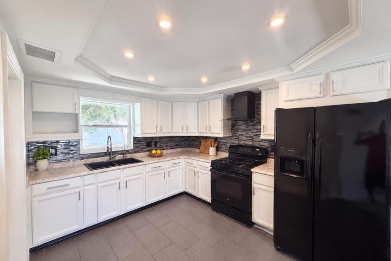 Photo 3 of 22 of 645 10th Pl, Safety Harbor, FL