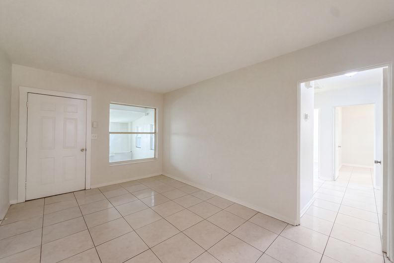 Photo 3 of 22 of 7916 Endive Ave, Tampa, FL
