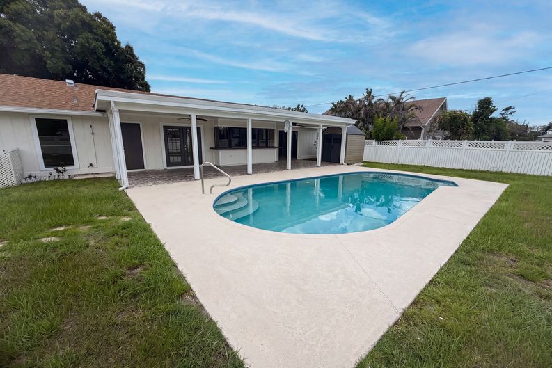 Photo 33 of 38 of 2305 SW Fern Cir, Port Saint Lucie, FL