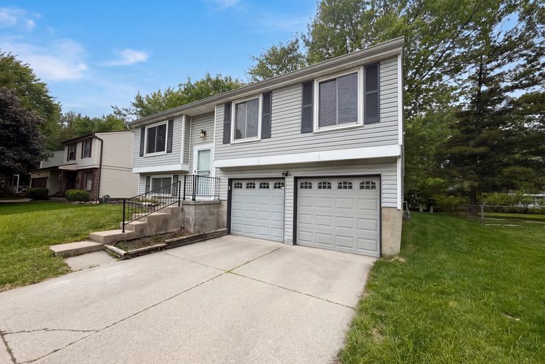 Photo 15 of 18 of 918 Bremerton Dr, Indianapolis, IN