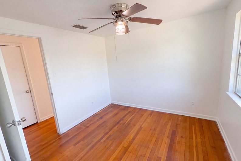 Photo 19 of 27 of 736 W Borden St, Sinton, TX