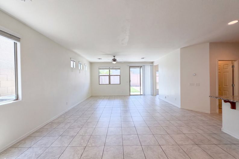 Photo 3 of 35 of 3325 W Dunbar Dr, Phoenix, AZ