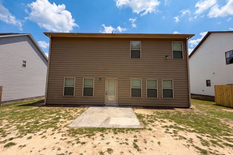 Photo 5 of 34 of 821 Walnut Woods Dr, Braselton, GA