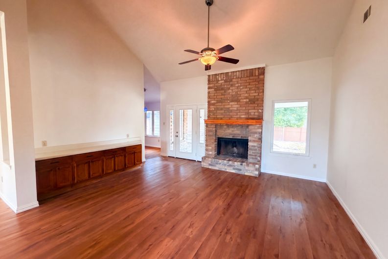 Photo 6 of 20 of 301 Hillside Ct, Garland, TX