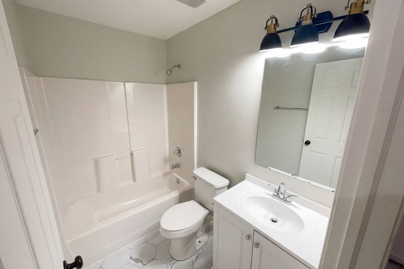 Photo 13 of 24 of 3211 Waterloo Cir, Indianapolis, IN