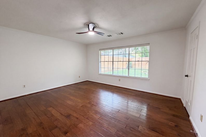 Photo 13 of 27 of 5615 Spanish Oak Dr, Houston, TX
