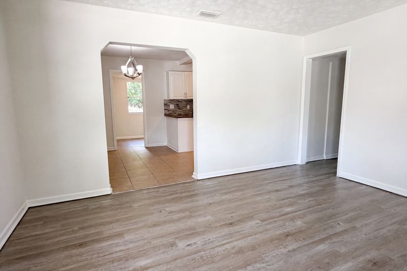 Photo 6 of 22 of 5928 Lake Ridge Ave, Jacksonville, FL
